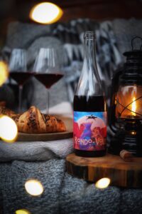 wino Rondo Vous z Winnicy Silesian z lampką oliwną i croissantem